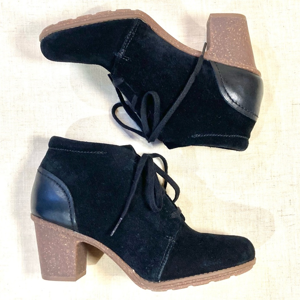 Clarks Sashlin Sue lace-up heeled bootie